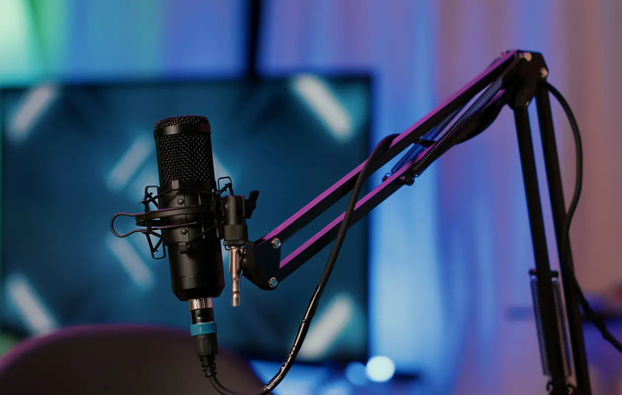 64b3c171c5c9414b8b2ea6e4_Blog-Cover_2023_07_8-Benefits-of-Podcasting-_-Why-You-Must-Start-a-Podcast البودكاست.. كيف أصبح متاحًا للجميع حتى لغير المتخصصين؟