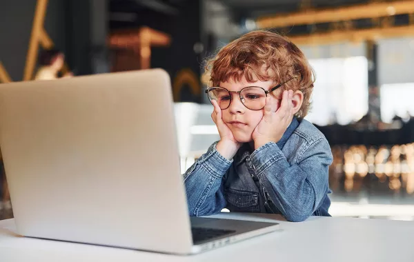 7645961-1165564620.jpg التريندات الرقمية.. بين الإبداع والمخاطر في تربية الأجيال الجديدة